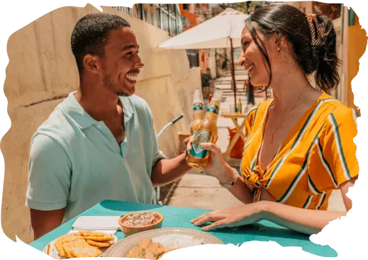 Comida con amigos y una cerveza Nuestra Siembra INTI